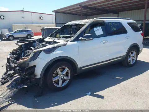 1FM5K7D84HGD55583 — 2017 Ford Explorer XLT, foto 2 de IAAI 26.10.2026, Incendio completo
