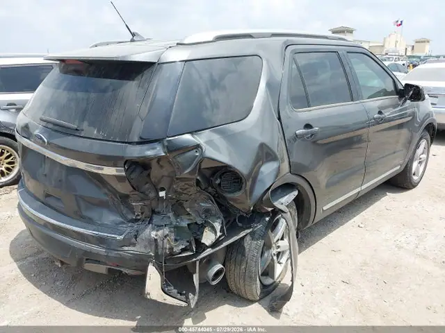 1FM5K7D85JGC40769 — 2018 Ford Explorer XLT, photo 4 from IAAI 19.10.2026, Right side