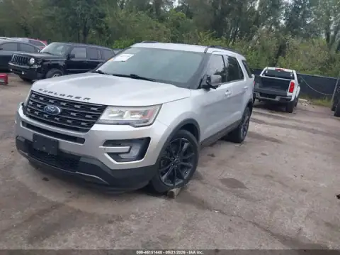 1FM5K7D85HGD24472 — 2017 Ford Explorer, foto 2 de IAAI, Delantera derecha