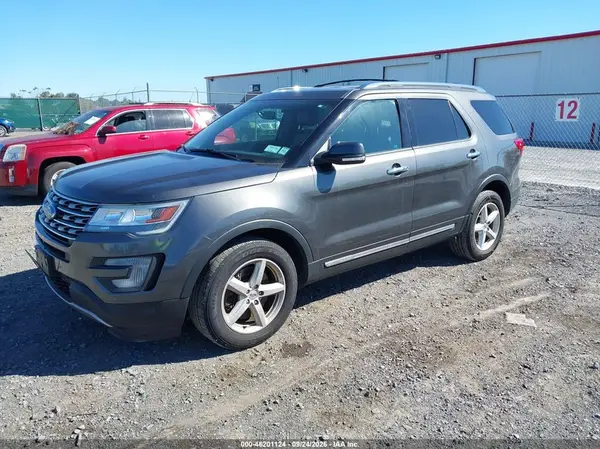1FM5K8F8XHGC23415 — 2017 Ford Explorer, photo 2 from IAAI 13.10.2026, Normal wear