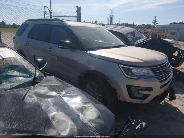 1FM5K7D80HGA26170 Ford Explorer 2017 — Front end damage, before-repair photo
