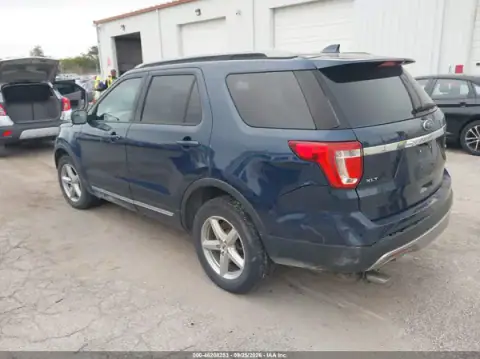 1FM5K8D84HGC98565 — 2017 Ford Explorer, photo 3 from IAAI, Right front