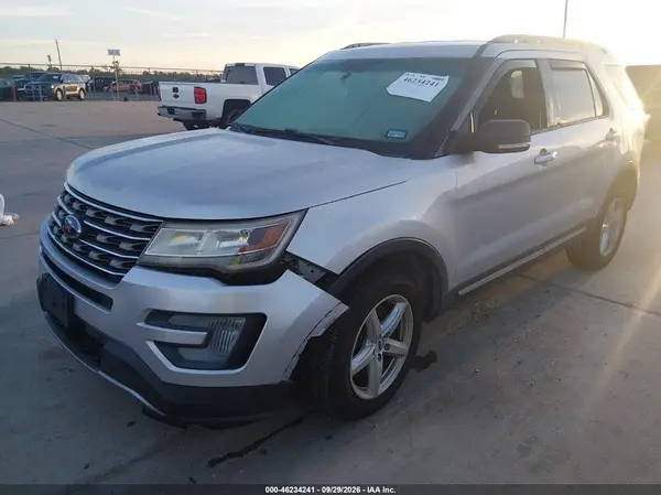 1FM5K8D82HGD17470 — 2017 Ford Explorer, photo 2 from IAAI, Right front