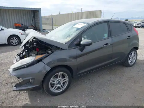 3FADP4EJ4JM120331 — 2018 Ford Fiesta SE, foto 2 de IAAI 15.10.2026, Parte delantera