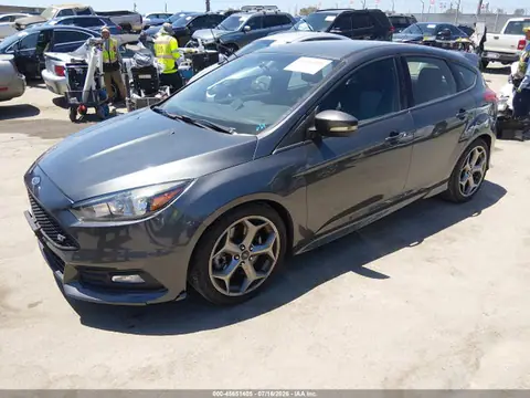 1FADP3L95HL258197 — 2017 Ford Focus ST, foto 2 de IAAI 21.10.2026, Incendio del motor