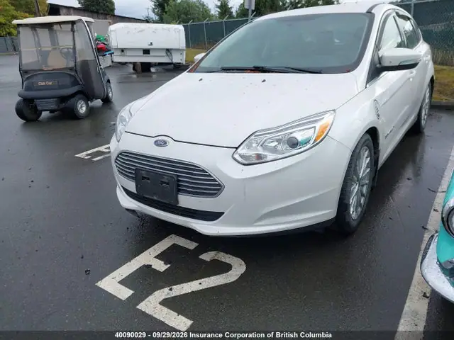 1FADP3R45GL334348 — 2016 Ford Focus, photo 2 from IAAI 16.10.2026, Rear end