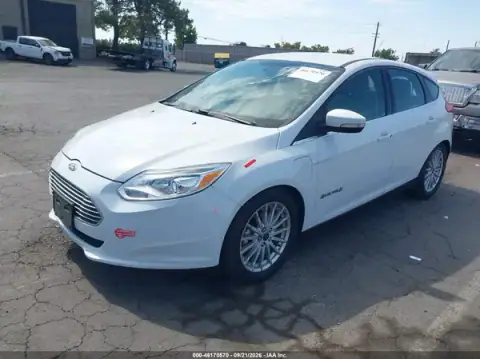 1FADP3R44JL230957 — 2018 Ford Focus, photo 2 from IAAI, Right side