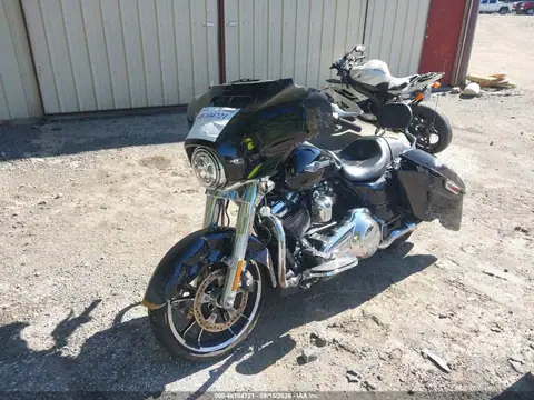 1HD1KBC12PB675554 — 2023 Harley-Davidson FLHX, foto 2 de IAAI 28.10.2026, Parte delantera