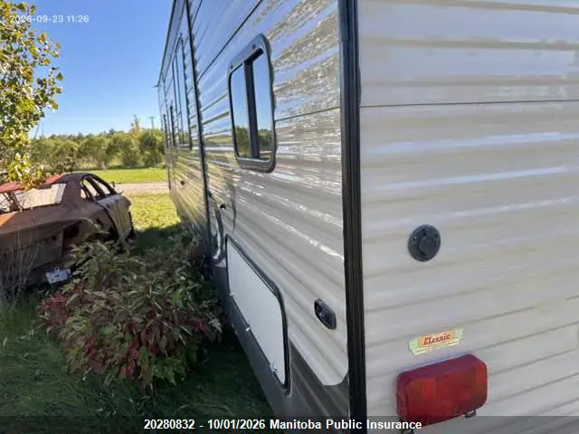 4YDT28B2XG7205134 — 2016 Hideout Trailer, photo 4 from IAAI 13.10.2026, Hail