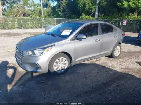 3KPC24A63ME135813 — 2021 Hyundai Accent, foto 2 de IAAI, Parte trasera