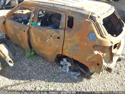 3C4NJDBB9KT666918 — 2019 Jeep Compass Latitude, foto 3 de IAAI 28.10.2026, Incendio completo