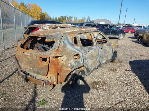 3C4NJDBB9KT666918 — 2019 Jeep Compass Latitude, foto 4 de IAAI 28.10.2026, Incendio completo