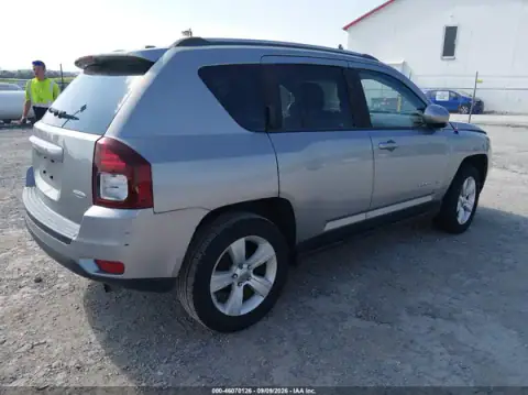 1C4NJDEB8GD724302 — 2016 Jeep Compass, photo 4 from IAAI 21.10.2026, Normal wear