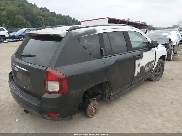 1C4NJCBA1GD525632 — 2016 Jeep Compass, photo 4 from IAAI, Not reported