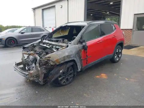 3C4NJDDB7HT631140 — 2017 Jeep Compass, photo 2 from IAAI, Engine fire