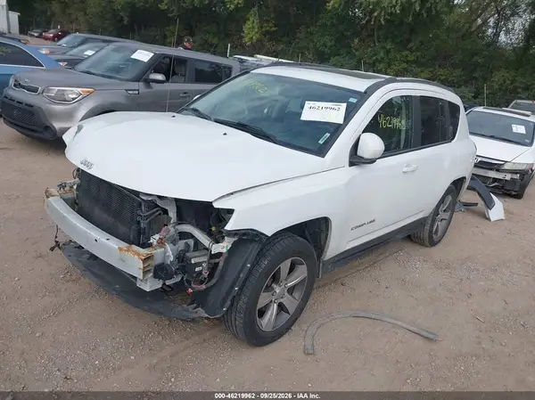 1C4NJDEB4HD129593 — 2017 Jeep Compass, photo 2 from IAAI, Right front