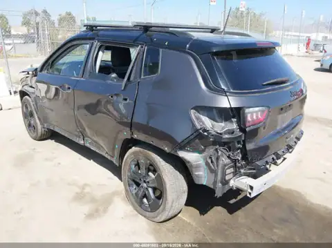 3C4NJCBB3JT407544 — 2018 Jeep Compass, фото 3 з IAAI, Передня й задня частини
