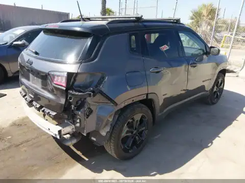 3C4NJCBB3JT407544 — 2018 Jeep Compass, фото 4 з IAAI, Передня й задня частини