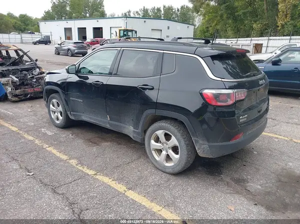 3C4NJDBB7JT185533 — 2018 Jeep Compass, zdjęcie 3 z IAAI 19.10.2026, Przód