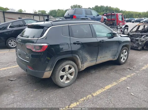 3C4NJDBB7JT185533 — 2018 Jeep Compass, zdjęcie 4 z IAAI 19.10.2026, Przód