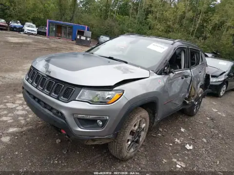 3C4NJDDB9JT174725 — 2018 Jeep Compass, фото 2 з IAAI, Лівий бік