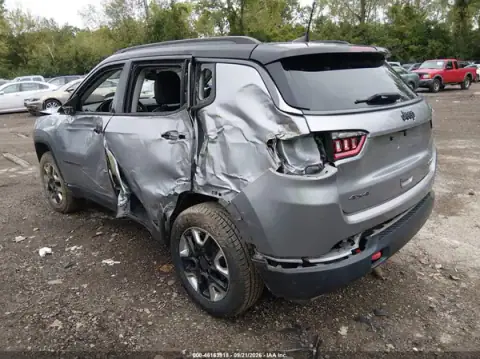 3C4NJDDB9JT174725 — 2018 Jeep Compass, фото 3 з IAAI, Лівий бік