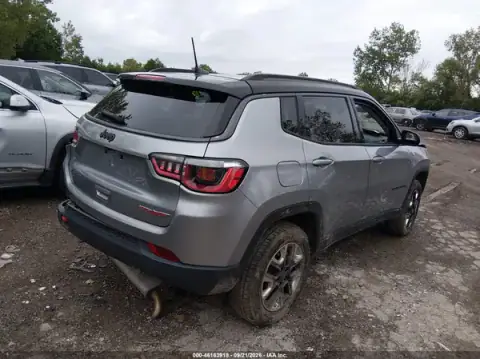3C4NJDDB9JT174725 — 2018 Jeep Compass, фото 4 з IAAI, Лівий бік