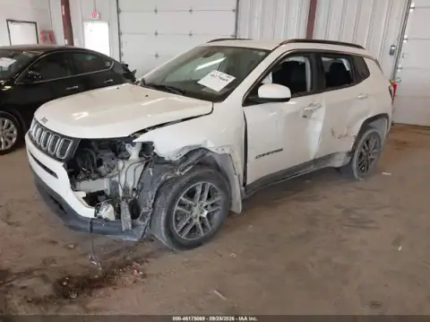 3C4NJDBB2JT255696 — 2018 Jeep Compass, фото 2 с аукциона IAAI, левый бок