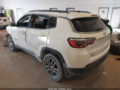 3C4NJDBB2JT255696 — 2018 Jeep Compass, фото 3 с аукциона IAAI, левый бок