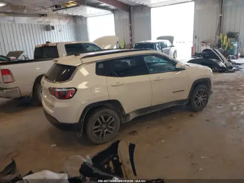 3C4NJDBB2JT255696 — 2018 Jeep Compass, фото 4 с аукциона IAAI, левый бок
