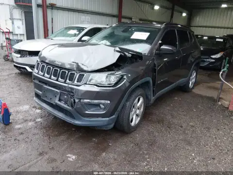 3C4NJDBB3JT282731 — 2018 Jeep Compass, foto 2 de IAAI, Parte delantera