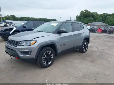 3C4NJDDB9JT262674 — 2018 Jeep Compass, zdjęcie 2 z IAAI, Przód