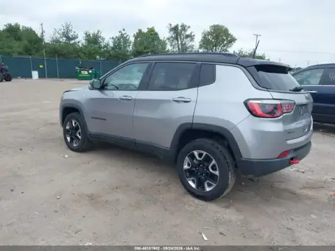 3C4NJDDB9JT262674 — 2018 Jeep Compass, zdjęcie 3 z IAAI, Przód