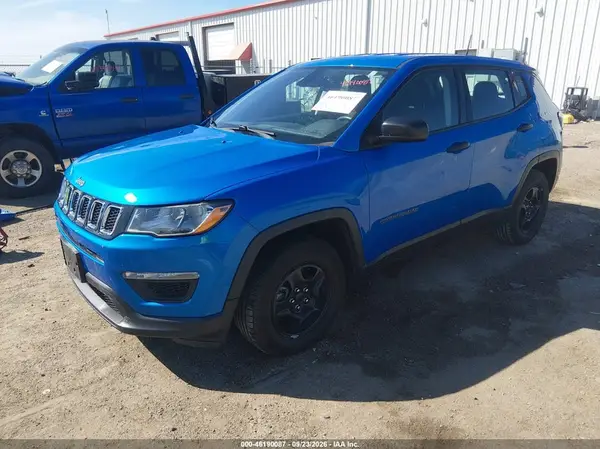 3C4NJCAB7JT329240 — 2018 Jeep Compass, zdjęcie 2 z IAAI, Prawy przód