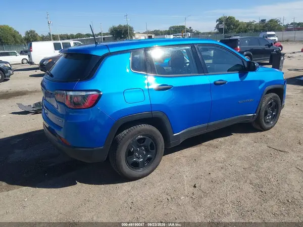3C4NJCAB7JT329240 — 2018 Jeep Compass, zdjęcie 4 z IAAI, Prawy przód