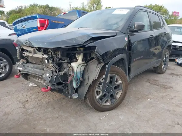 3C4NJDDB6JT451749 — 2018 Jeep Compass, zdjęcie 2 z IAAI, Przód