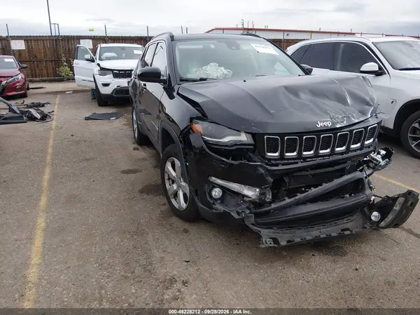 3C4NJDBB1JT246438 Jeep Compass 2018 — Front end damage, before-repair photo