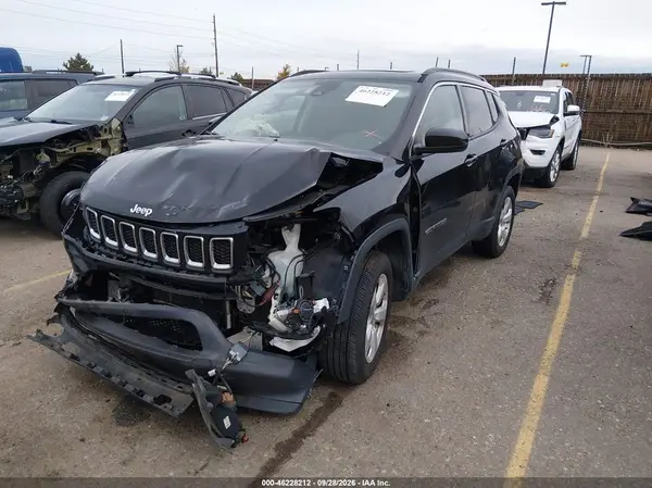 3C4NJDBB1JT246438 — 2018 Jeep Compass, photo 2 from IAAI, Front end