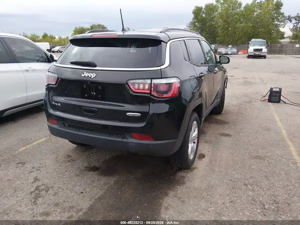 3C4NJDBB1JT246438 — 2018 Jeep Compass, photo 4 from IAAI, Front end