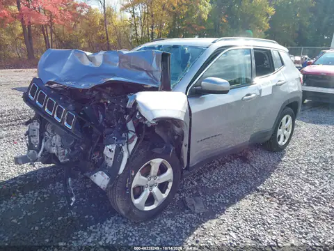 3C4NJDBB7JT150328 — 2018 Jeep Compass, zdjęcie 2 z IAAI 27.10.2026, Przód