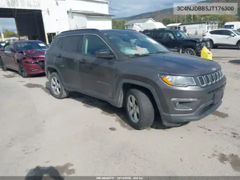 3C4NJDBB5JT176300 — 2018 Jeep Compass, Передня частина зліва, фото до ремонту