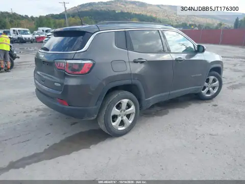 3C4NJDBB5JT176300 — 2018 Jeep Compass, foto 4 de IAAI, Delantera izquierda
