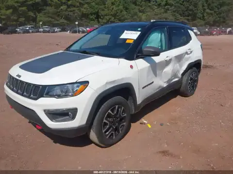 3C4NJDDB2KT650525 — 2019 Jeep Compass, photo 2 from IAAI, Left side