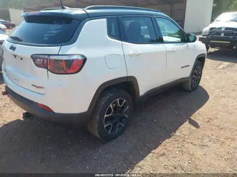 3C4NJDDB2KT650525 — 2019 Jeep Compass, photo 4 from IAAI, Left side