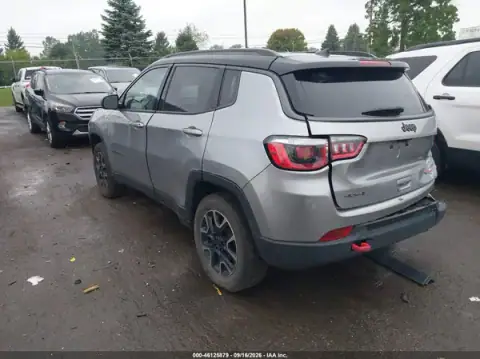 3C4NJDDB1KT667784 — 2019 Jeep Compass, фото 3 з IAAI, Задня частина
