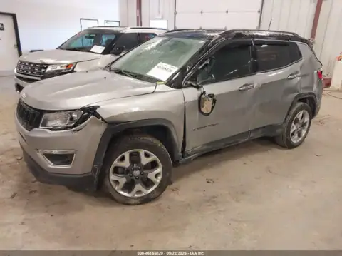 3C4NJDCBXKT673374 — 2019 Jeep Compass, фото 2 с аукциона IAAI, левый и правый бока