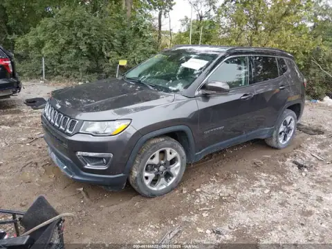 3C4NJDCB8KT712205 — 2019 Jeep Compass, фото 2 з IAAI, Передня частина справа