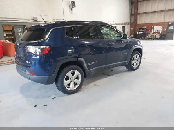 3C4NJDBBXKT597396 — 2019 Jeep Compass, zdjęcie 4 z IAAI 07.10.2026, Zalanie