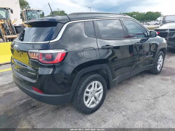 3C4NJCAB2KT726730 — 2019 Jeep Compass, zdjęcie 4 z IAAI 01.10.2026, Prawy bok