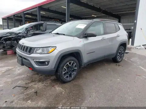 3C4NJDDB6KT721483 — 2019 Jeep Compass, фото 2 с аукциона IAAI, передняя и задняя части